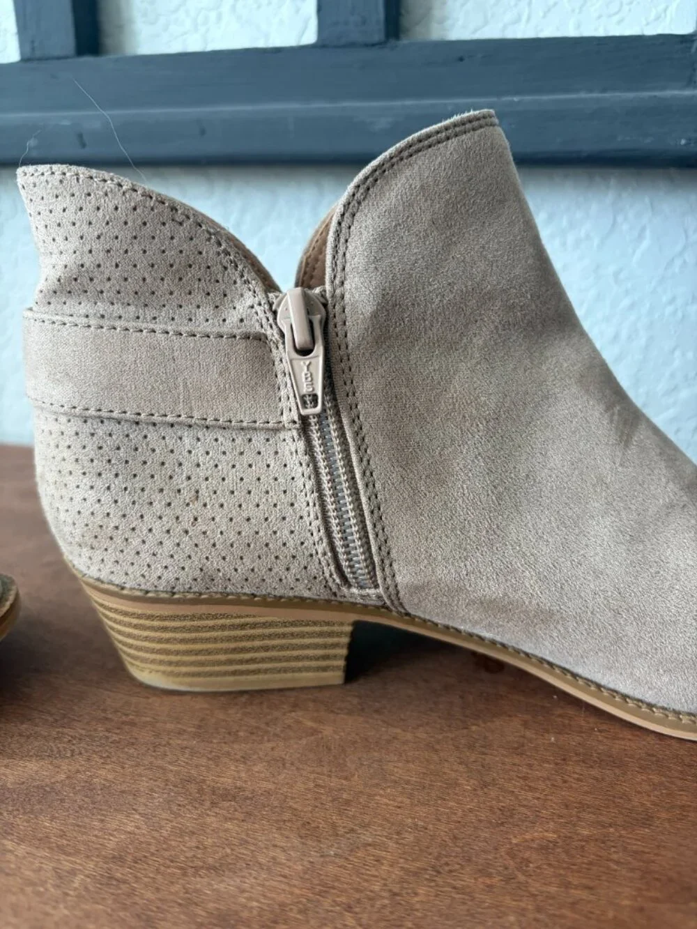 Justice Girls Size 7 Taupe Faux Suede Ankle Booties Side Zip Buckle Boots.  (CT)